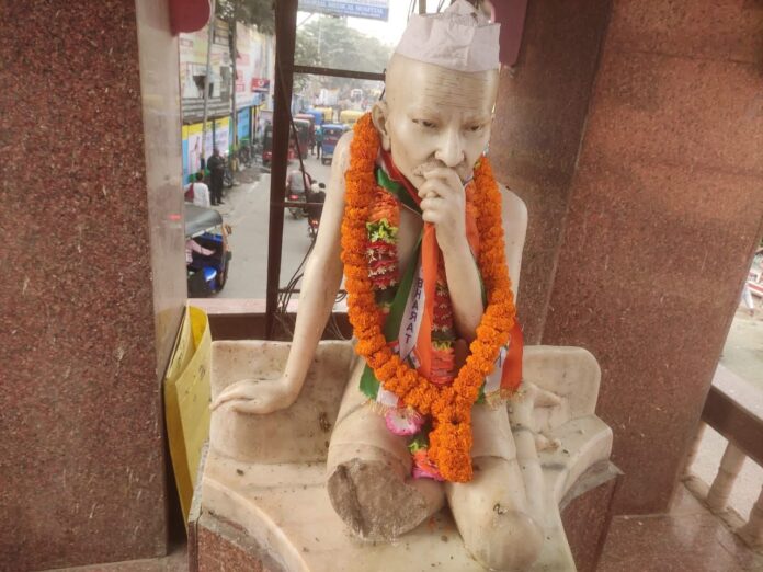 mahatma gandi statue at laheriasarai tower chowk