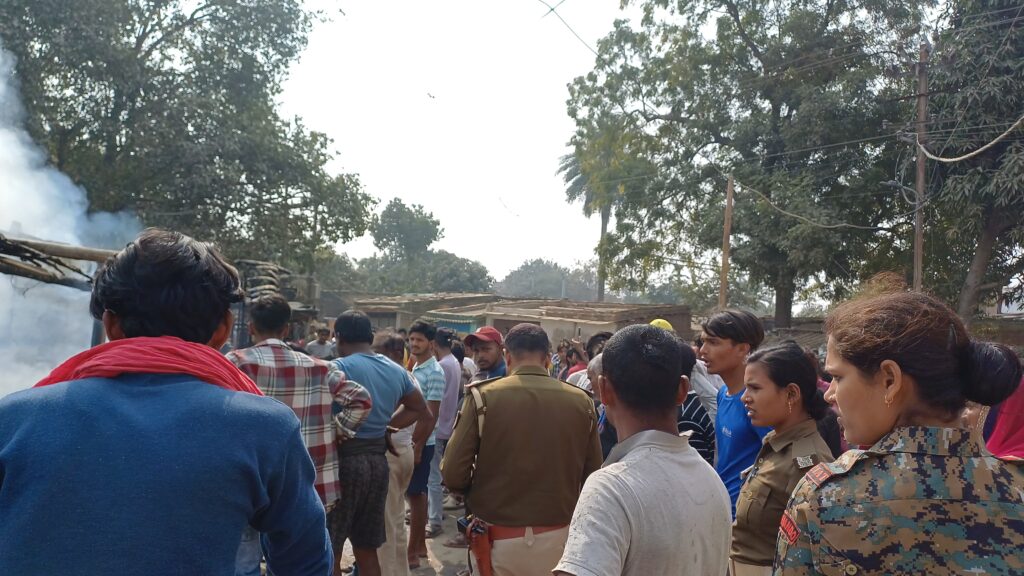 Bahadurpur Laheriasarai में गैस सिलेंडर विस्फोट का दृश्य, जहां आग लगी थी।