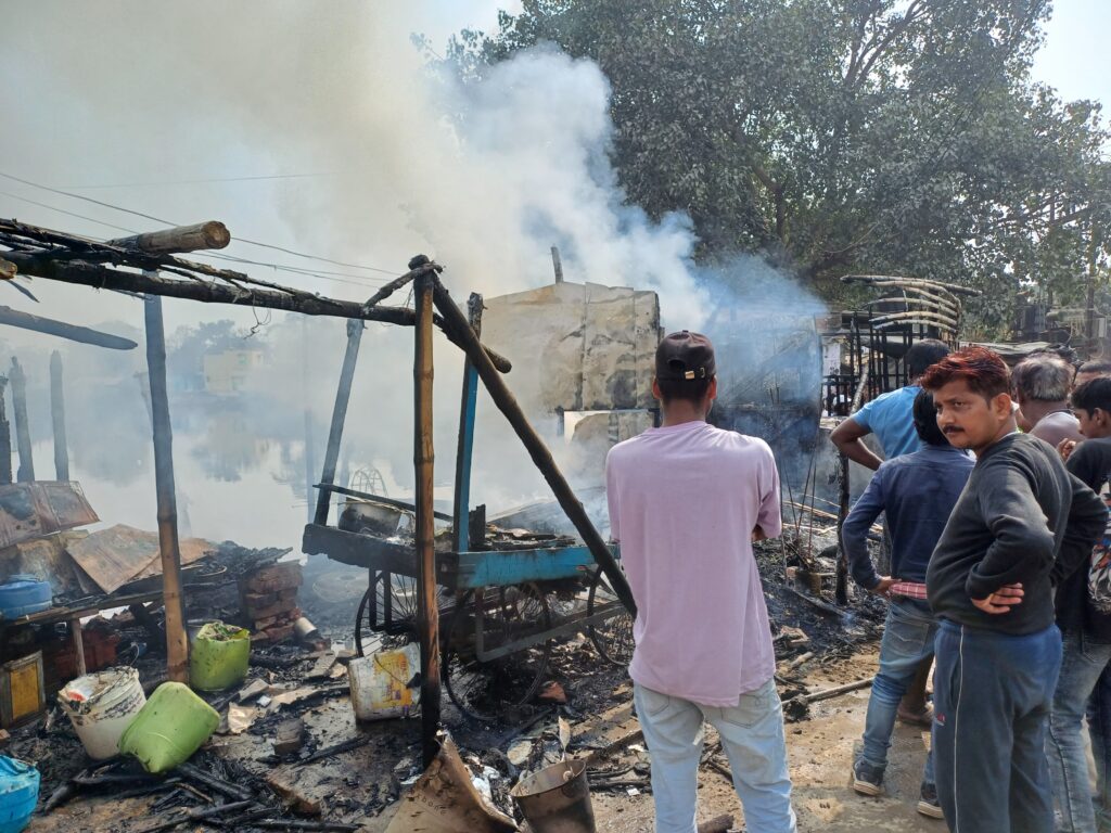 Bahadurpur Laheriasarai में गैस विस्फोट की तस्वीर